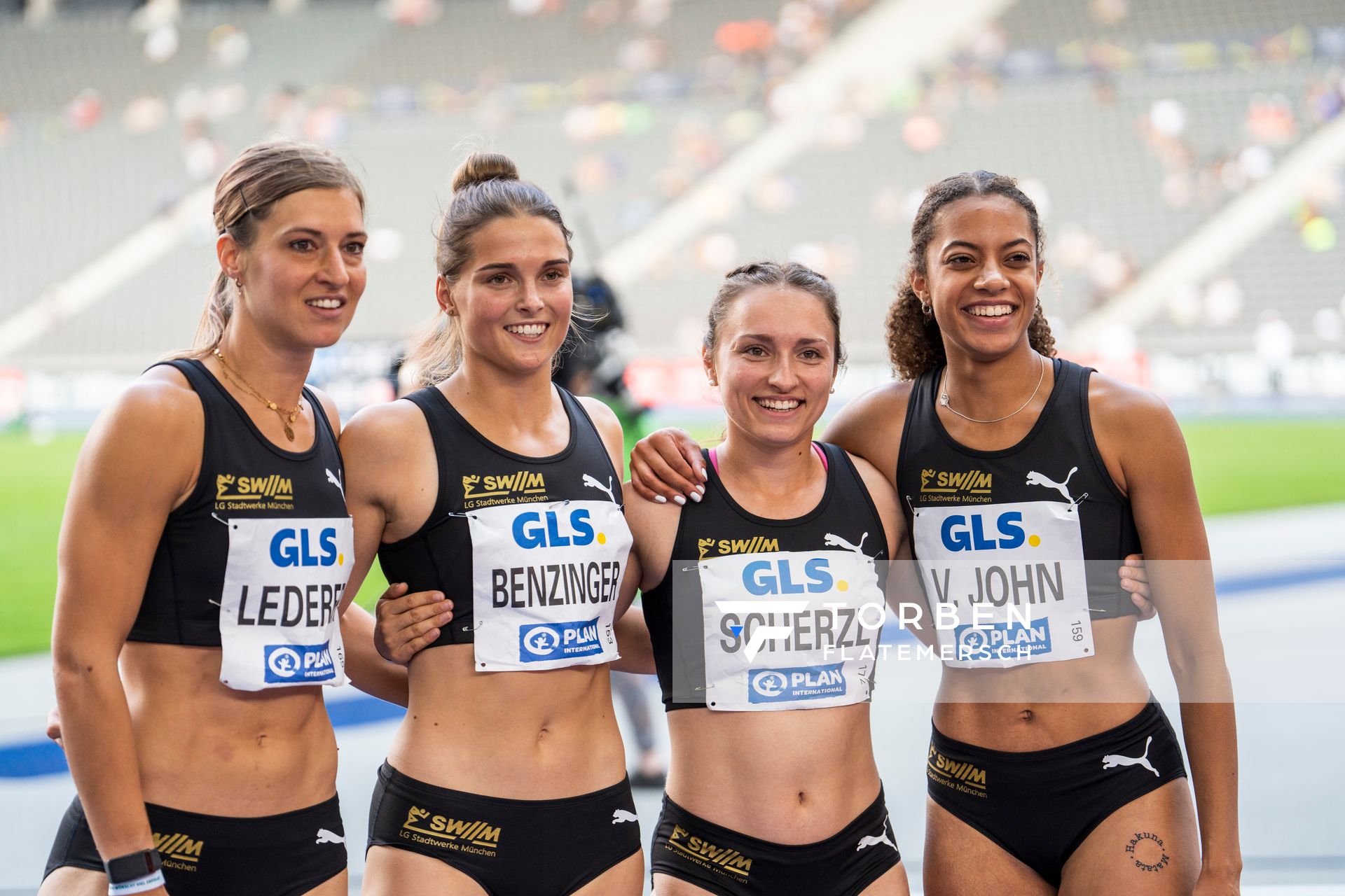 Amelie Sophie Lederer (LG Stadtwerke Muenchen), Tina Benzinger (LG Stadtwerke Muenchen), Marina Scherzl (LG Stadtwerke Muenchen), Viola John (LG Stadtwerke Muenchen) waehrend der deutschen Leichtathletik-Meisterschaften im Olympiastadion am 26.06.2022 in Berlin